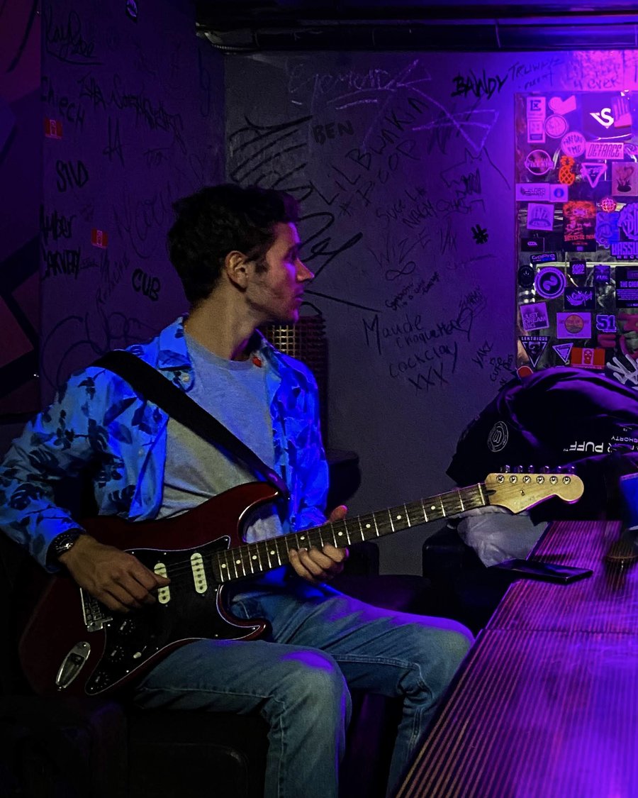Mat Di Pizzo playing guitar